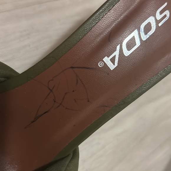 Olive green heels - Picture 3 of 4